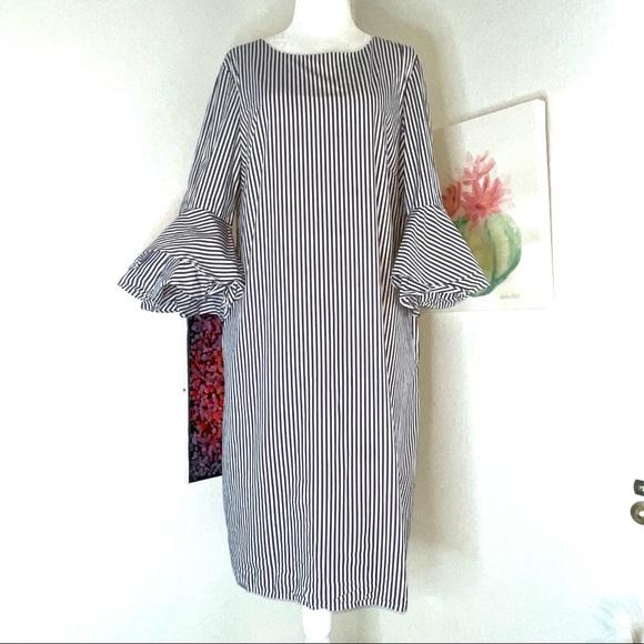 Pappagallo Dresses & Skirts - PAPPAGALLO Shift Dress With Bell Sleeves V- back with invisible zipper